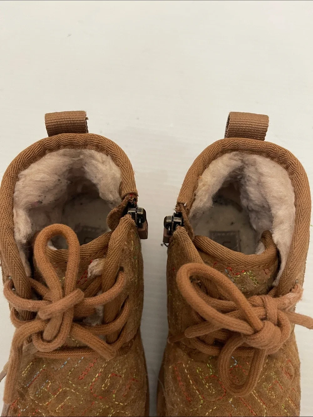 UGG WINTER NEUMEL II GRAPHIC STITCH LOGO LETTERING BOOTS KIDS SIZE 11 (2-5yrs)